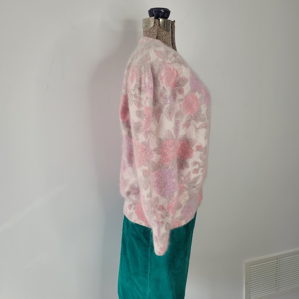 Free in bundle Vintage 80's pink floral angora button down cardigan - Picture 2 of 9